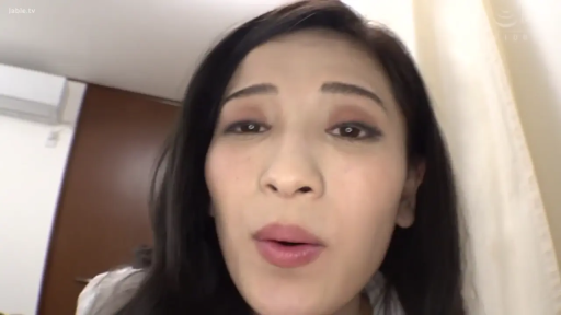 室内 · 脸部特写 · 白色衬衫 · 俯拍面对镜头