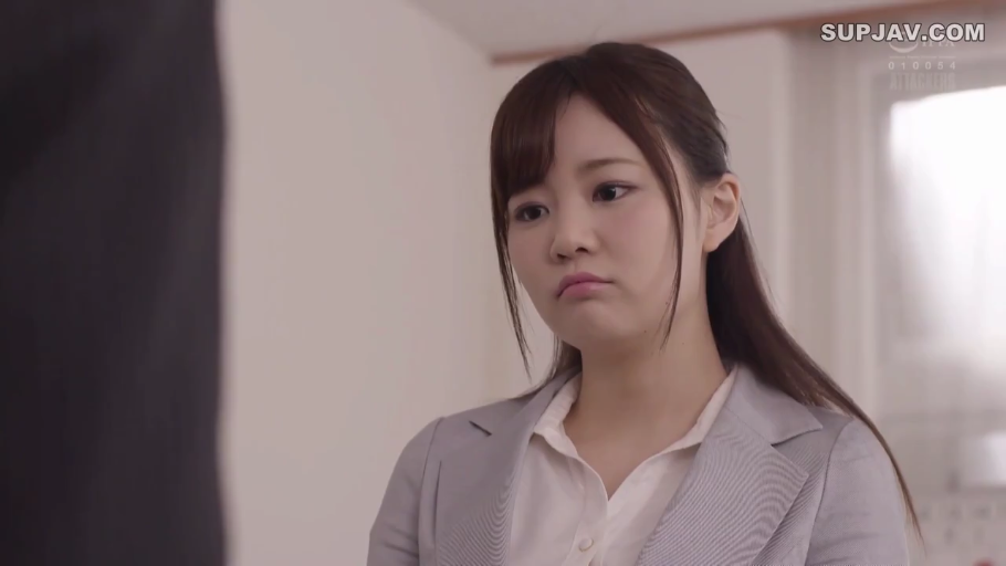 室内 · 委屈 · 站立 · 面部特写 · 职业装 · 对视 · 亚洲女性