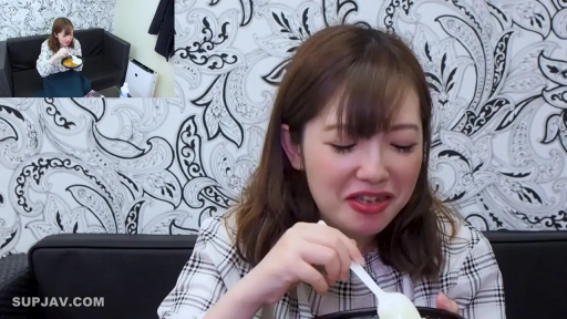 格子衬衫 · 室内 · 坐姿 · 面部 · 难受 · 进食 · 画中画 · 汤勺