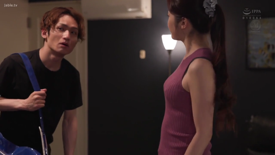 中景 · 对话 · 站立对峙 · 室内房间 · 日本AV · 疑惑 · 肩带 · 无袖针织连衣裙