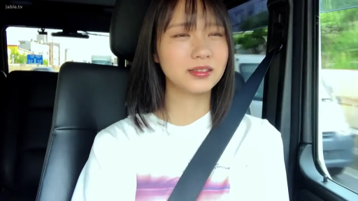 坐姿 · 脸部特写 · 迷离 · 乘车 · 车内 · 短发 · 白色T恤 · 安全带