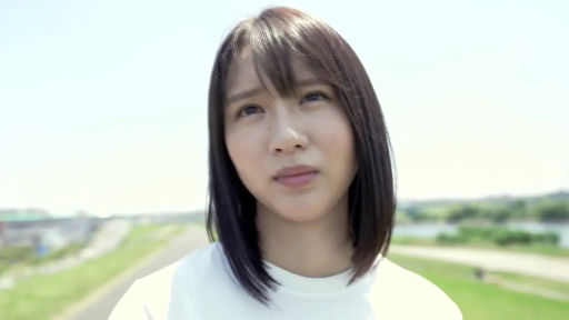 脸部特写 · 站立 · 注视 · 户外 · 自然光 · 白色T恤 · 迷茫