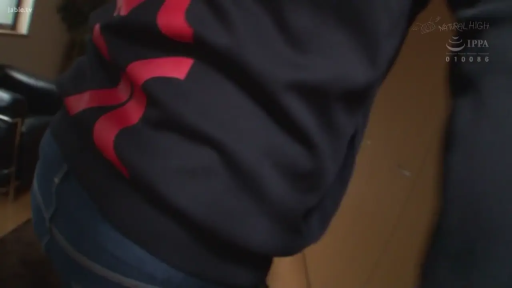 室内 · 站立 · 黑色卫衣 · 不可见 · 背影特写 · JAV