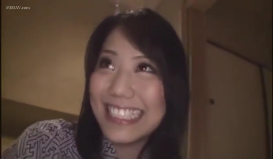 室内 · 字幕 · 中景 · 陶醉 · 仰卧 · 项链 · 手交 · 迷彩服