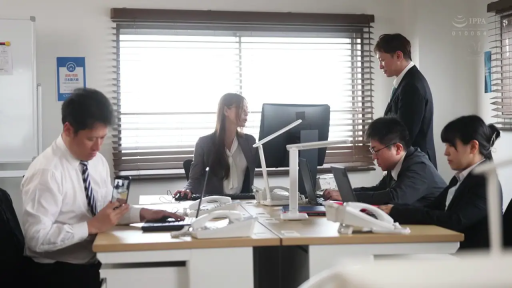 坐姿 · 专注 · 办公室 · 电话 · 职业装 · 多人 · 办公