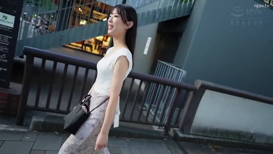 中景 · 微笑 · 散步 · 户外街道 · 无袖白上衣 · 黑色手提包 · 街拍风格 · 行走姿