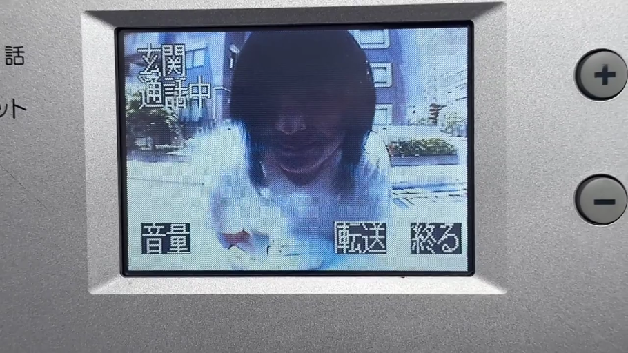 顔 · 站立 · 微笑 · 白い上着 · 住宅门口 · 监视器视角 · 登门来访 · 可视对讲机