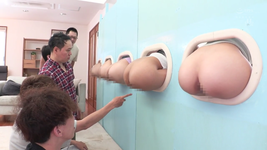 室内 · 俯身 · 专注 · 臀部 · 便服 · 多人 · 指点 · 孔洞板