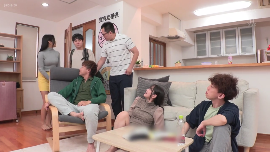 交谈 · 全景 · 客厅 · 多人 · 休闲服 · 惊讶 · 挂图 · 坐立结合