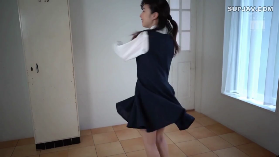 严肃 · 面部 · 正坐 · 注视 · 木屋 · 黑发 · 巫女服