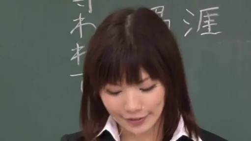 教室 · 低头 · 专注 · 面部特写 · 职业装 · 黑板 · 阅读