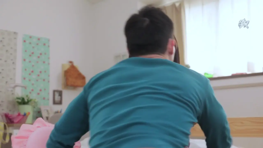 坐姿 · 卧室 · 自然 · 半身特写 · 交流 · 双马尾 · 紫色露肩装