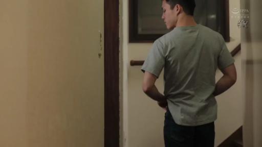 站立 · 中景 · 平静 · 剧情 · 灰色短袖 · 回头 · 楼梯口