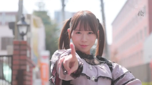 全身 · 站立 · 平静 · 休闲装 · 街道 · 看手机 · 手机 · 户外