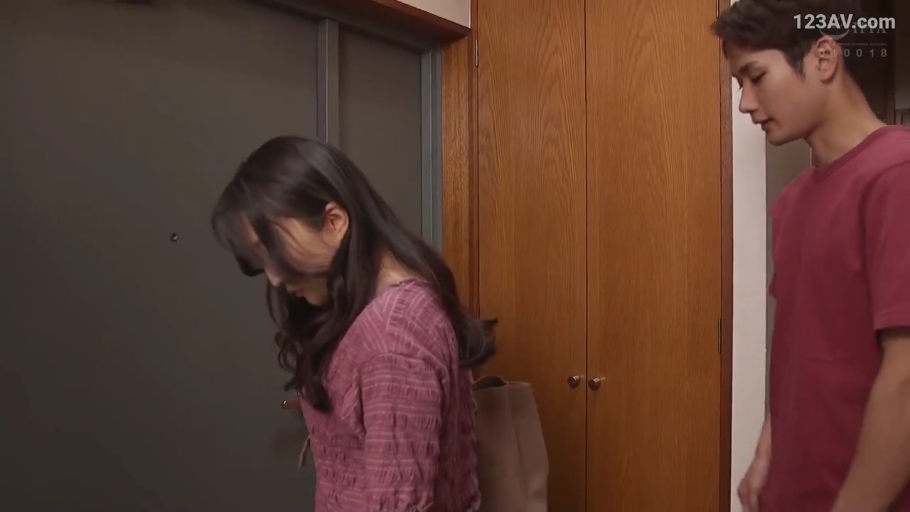 臥室 · 站立 · 中景 · 微笑 · 輔導 · 海报 · 紫色上衣 · 生活场景