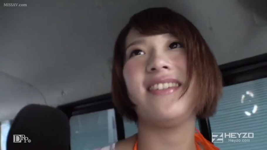 坐姿 · 脸部特写 · 交流 · 车内 · 笑容 · 短发 · 橙色吊带 · 话筒