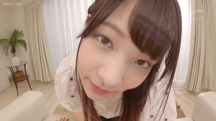 盆栽 · 微笑 · 客厅 · POV视角 · 注视镜头 · 长发 · 前倾 · 白色碎花上衣