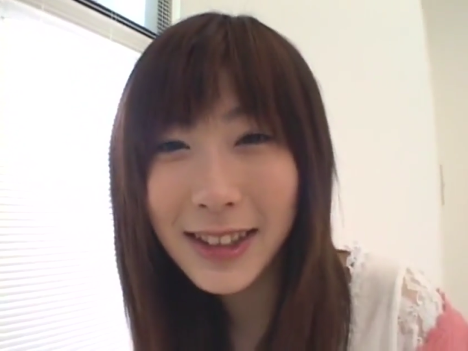 专注 · 按摩室 · 跪姿 · 按摩油 · 按摩 · 日本AV · 白色蕾丝透视睡裙 · 腿部按摩特写
