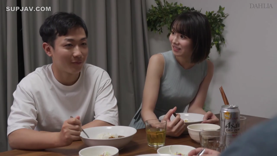 坐姿 · 微笑 · 半身 · 居家 · 餐厅 · 无袖背心 · 啤酒 · 进餐