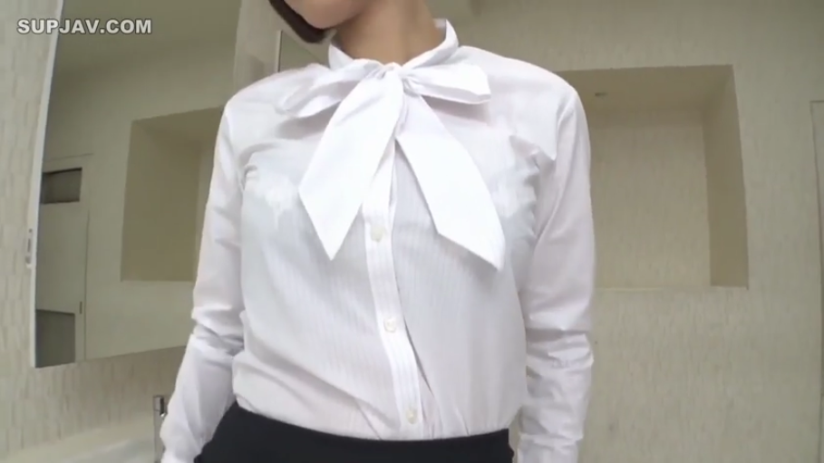 胸部特写 · 站立 · 微笑 · 纸箱 · 室内走廊 · 粉色吊带 · 侧视角 · 搬运纸箱