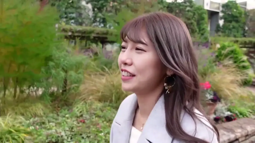 交谈 · 微笑 · 面部特写 · 清纯 · 耳饰 · 户外公园 · 侧身站立 · 灰色大衣