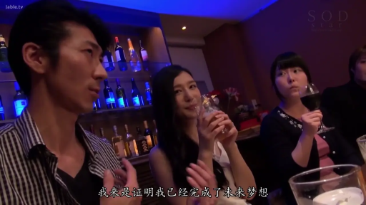 室内 · 微笑 · 注视镜头 · 视角 · 黑色镂空毛衣 · 腋下特写 · 仰卧抬手