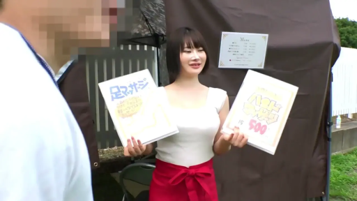 站立 · 中景 · 微笑 · 红色围裙 · 室外 · 菜单牌 · 宣传招揽 · 男优互动