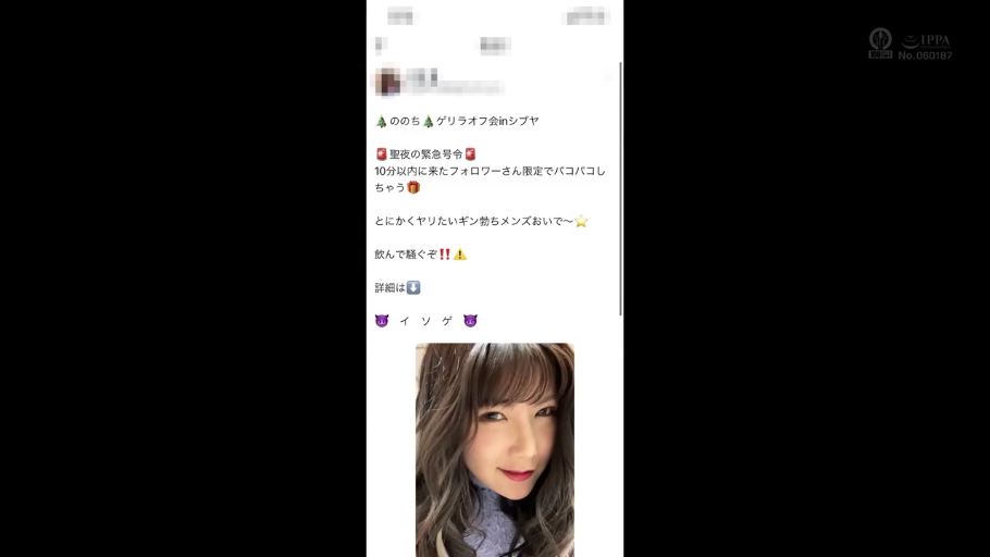 室内 · 脸部特写 · 微笑 · 自拍 · 正面 · 社交媒体截图 · 蓝色蕾丝上衣