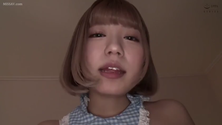 室内 · 俯身 · 脸部特写 · 自然 · 第一人称视角 · 凝视 · 蓝白格纹上衣