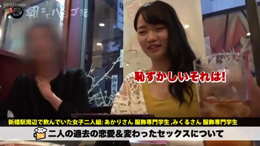 坐姿 · 字幕 · 微笑 · 半身 · 休闲装 · 餐厅 · 杯子 · 饮酒交谈