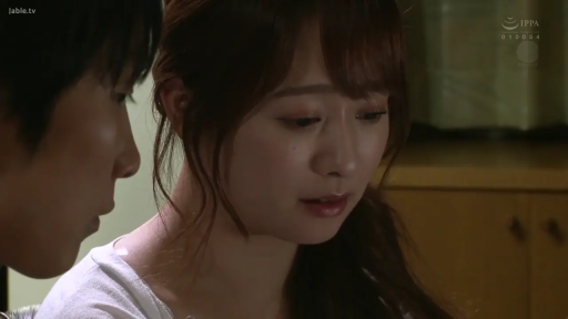 室内 · 忧郁 · 脸部 · 对话 · 剧情 · 侧坐 · 白色T恤