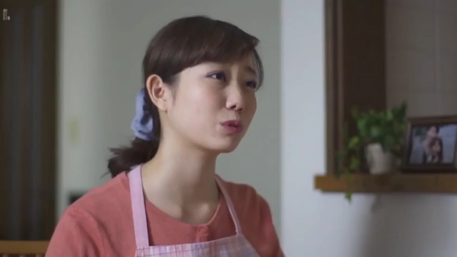 室內 · 坐姿 · 委屈 · 面部特寫 · 对话 · 圍裙 · 髮帶 · 人妻