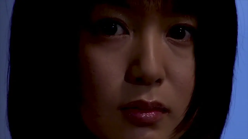 室內 · 嚴肅 · 臉部特寫 · 特寫 · 凝视 · 黑色背景 · 正臉