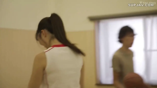 站立 · 中景 · 微笑 · 篮球 · 红色白边球衣 · 体育馆 · 持球 · 运动校园