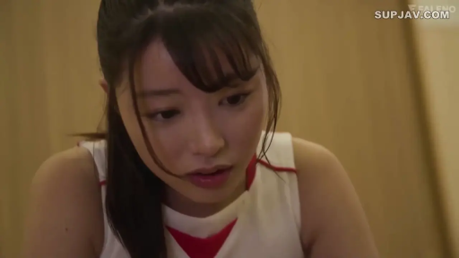 室内 · 严肃 · 面部 · 低头 · 运动背心 · 注视 · 长发