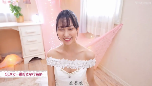 坐姿 · 全景 · 微笑 · 客厅 · 白色沙发 · 打电话 · 居家日常 · 红色无袖背心