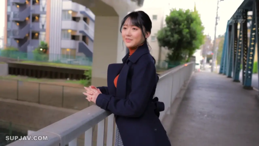 中景 · 微笑 · 栏杆 · 眺望 · 倚靠站立 · 桥梁 · 橙色高领