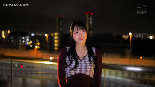 站立 · 凝视 · 栏杆 · 恬静 · 天台 · 无特写 · 拼色毛衣 · 都市夜色