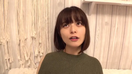 室内 · 坐姿 · 面部特写 · 绿色毛衣