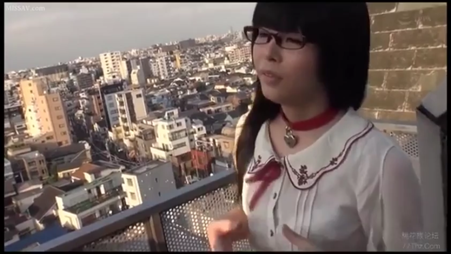 室内 · 全裸 · 特写 · 正面 · 迷茫 · 咬指 · 脸部细节