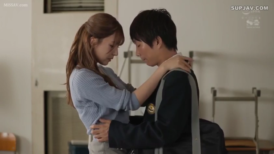 教室 · 中景 · 站立拥抱 · 针织衫与校服