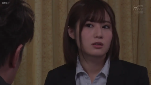 室内 · 坐姿 · 交谈 · 面部特写 · 职业装 · 短发 · 疑惑