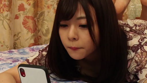 专注 · 脸部特写 · 卧室 · 俯卧 · 看手机 · 手机 · 黑长直 · 碎花居家服