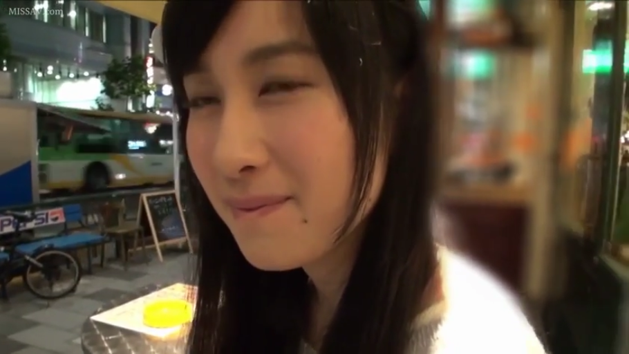 坐姿 · 全身 · 全裸 · 卧室 · 微笑 · 拍摄 · 摄像机 · 拍摄现场