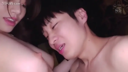 室内 · 胸部特写 · 陶醉 · 裸体 · 侧卧 · 吮吸乳房 · 皮肤接触