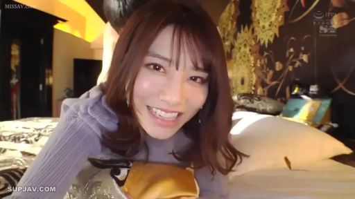 卧室 · 俯卧 · 枕头 · 面部特写 · 紫色针织衫 · 愉快 · 棕色长发 · 微笑看镜头