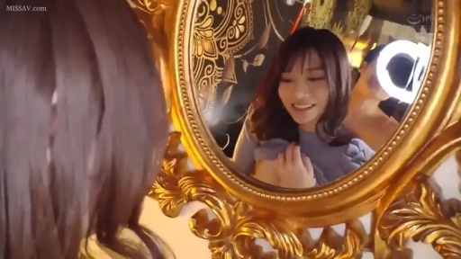 甜美 · 站立 · 更衣室 · 露出 · 蓝色上衣 · 掀起衣服 · 镜中特写 · 金边镜子