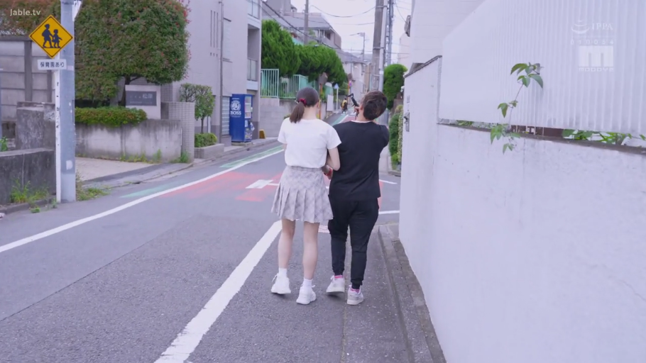 性交 · 全裸 · 仰卧 · 房间 · 痛苦 · 阴部 · 低角度