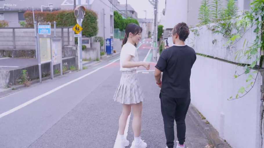 全身 · 站立 · 自然 · 连衣裙 · 扫帚 · 庭院 · 扫地
