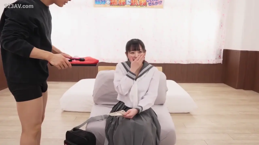 室内 · 坐姿 · 中景 · 水手服 · 惊讶 · 情景剧 · 拿钱 · 钞票